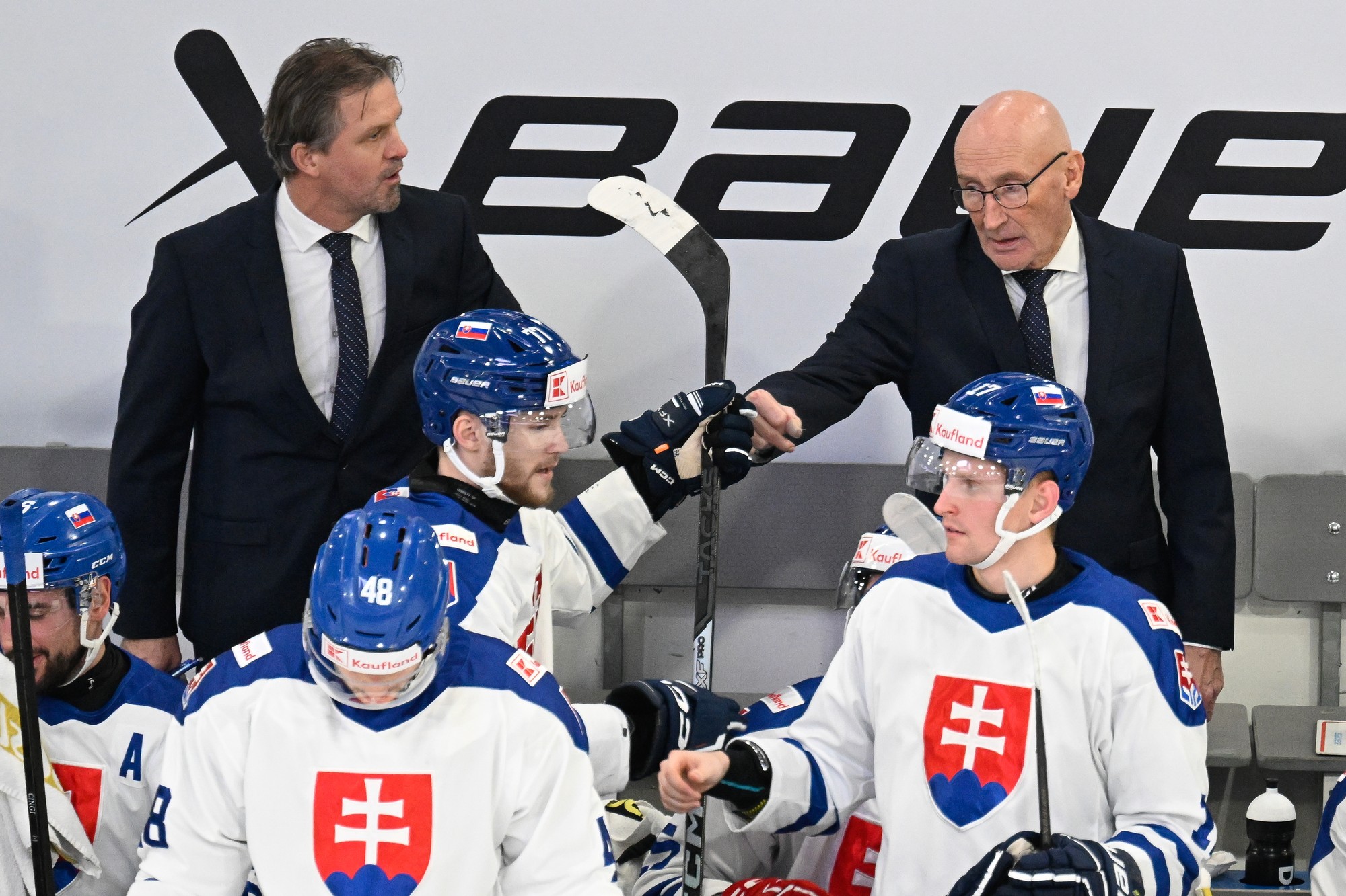 Vpravo tréner tímu Slovenska Craig Ramsay a vľavo jeho asistent Róbert Petrovický.
