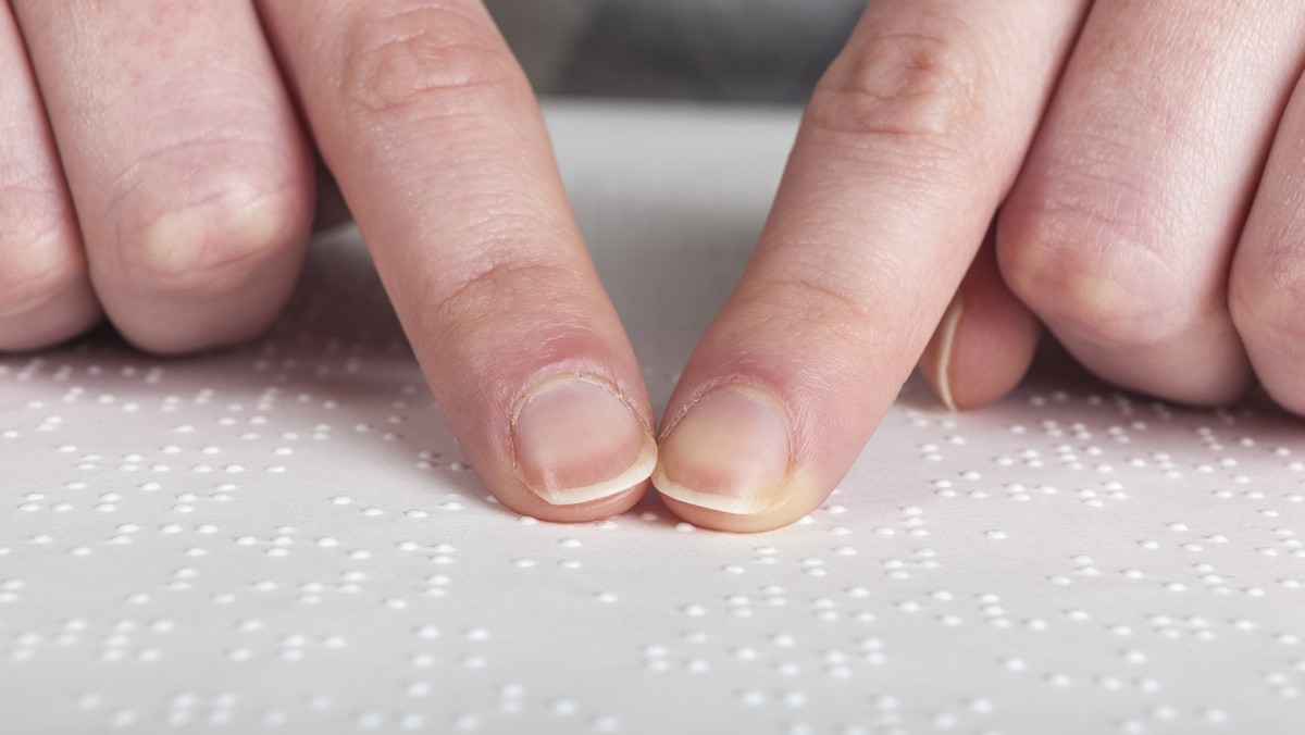 Regulaminy, cenniki usług i faktury w alfabecie Braille'a, aparaty telefoniczne dostosowane do osób niepełnosprawnych to część ułatwień, które od piątku będą mieli obowiązek zapewnić dostawcy publicznych usług telekomunikacyjnych.