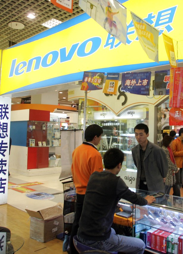 Stoisko z komputerami firmy Lenovo, fot. Bloomberg