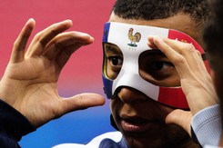 ME 2024. Mbappe trenował w masce. Koledzy naśmiewali się z jej wyglądu