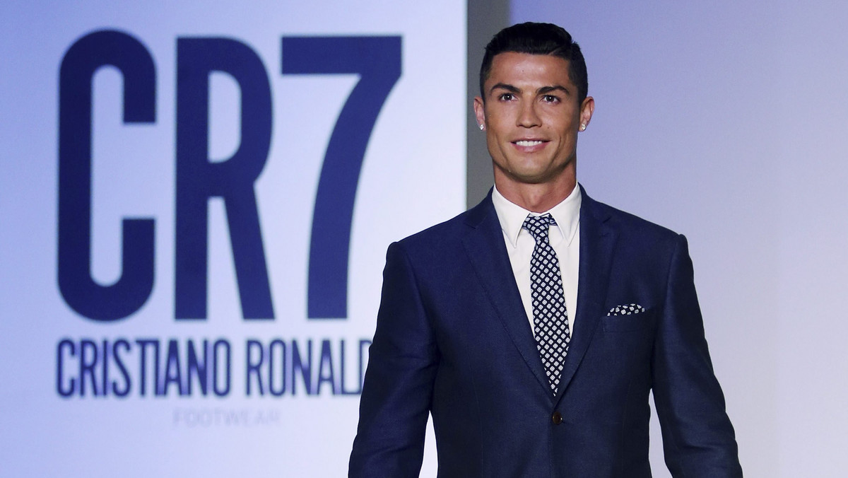 Cristiano Ronaldo, reprezentant Portugalii i zawodnik Realu Madryt, na swoim profilu na Facebooku pochwalił się swoim fanom, że wziął udział w pokazie prezentującym jego najnowszą kolekcję. Piłkarz świetnie się bawił chodząc po wybiegu.
