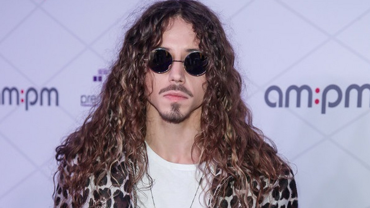 Michał Szpak zaliczył wpadkę, oddając hołd Korze podczas koncertu w Wyszkowie. Piosenkarz podczas przemowy przejęzyczył się.