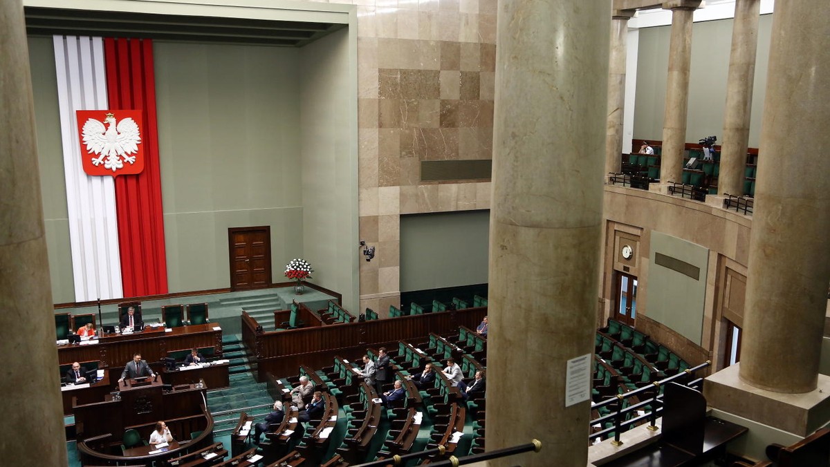 Wprowadzone przez Sejm zmiany dotyczące uelastycznienia czasu pracy są skandaliczne i nie służą zatrudnieniu – uważają związkowcy. Pracodawcy są ze zmian zadowoleni, uważają je za krok w dobrym kierunku, choć niewystarczający.