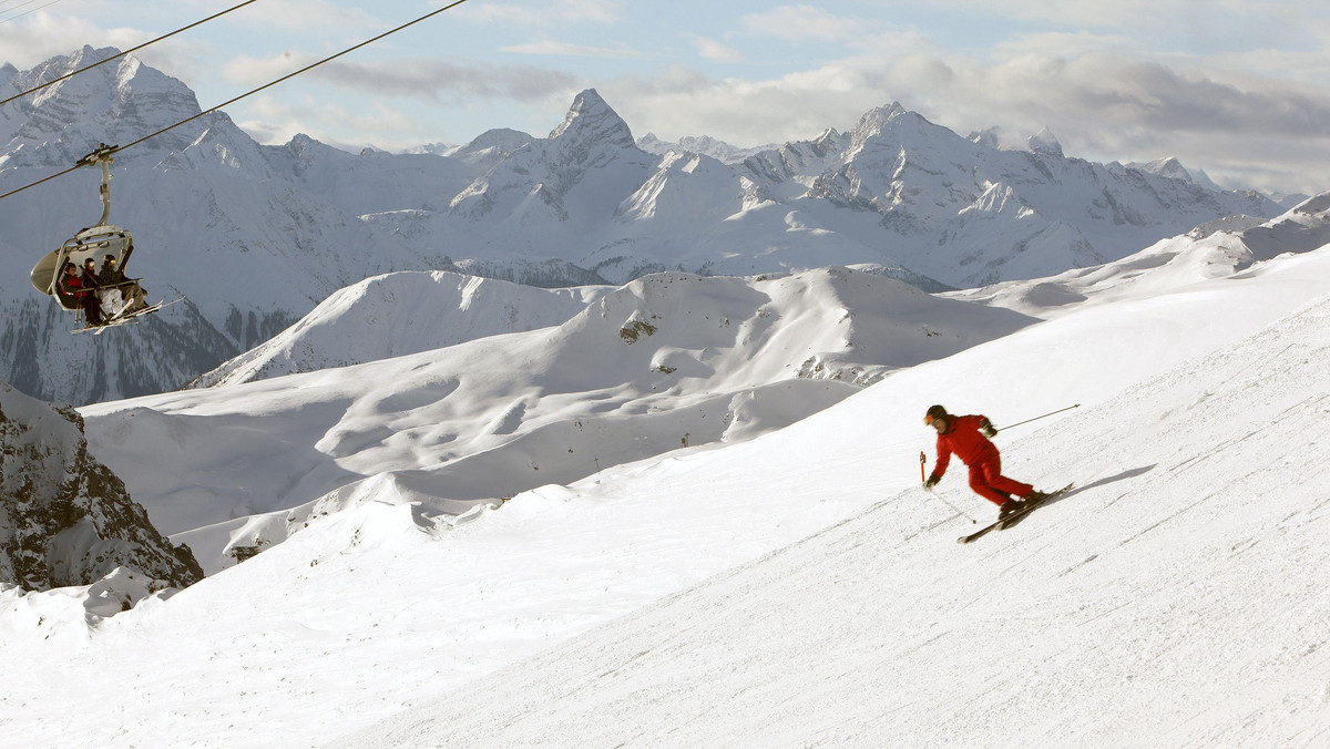 Już w sobotę, tak wcześnie, jak nigdy w ostatnich latach, z powodu przyspieszonych opadów śniegu, rozpoczyna się sezon narciarski w pierwszych alpejskich kurortach we Włoszech. Tradycyjnie wyciągi ruszają zazwyczaj na początku grudnia.