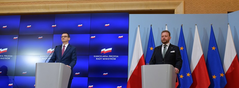 Premier Mateusz Morawiecki i minister zdrowia Łukasz Szumowski podczas konferencji prasowej w KPRM 