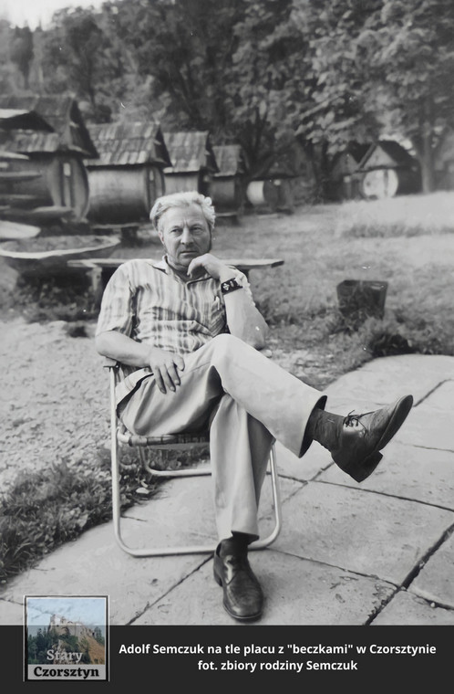 Adolf Semczuk na tle placu z beczkami