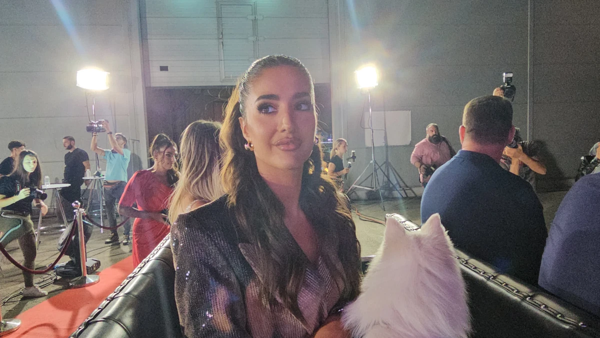 SPREMNA ZA MUZIČKU KARIJERU?! Anđela Đuričić zasenila u Gastozovom SPOTU, CRNA HALJINA SA PROREZIMA dok mu igra u senci (FOTO)