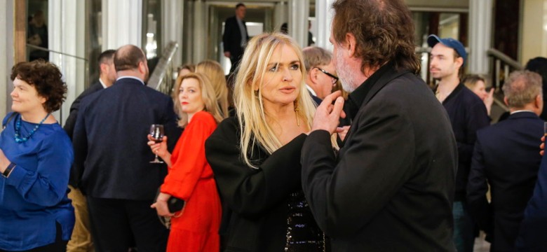 Piersi na pierwszym planie. Monika Olejnik w najodważniejszej stylizacji wieczoru na gali "Paszporty Polityki" [FOTO]