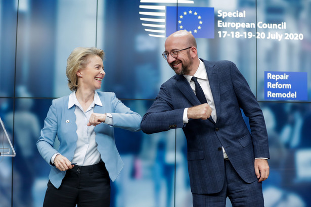 epaselect epa08557681 European Commission President Ursula Von Der Leyen (L) and European Council President Charles Michel (R) give a elbow shot at the end of a news conference following a four day European summit at the European Council in Brussels, Belgium, 21 July 2020. European Union nations leaders meet face-to-face for a fourth day to discuss plans to respond to the coronavirus pandemic and a new long-term EU budget. EPA/STEPHANIE LECOCQ / POOL Dostawca: PAP/EPA.
