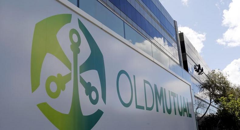 Workers clean windows outside the Cape Town headquarters of Anglo-South African financial services company Old Mutual, March 7, 2016. REUTERS/Mike Hutchings