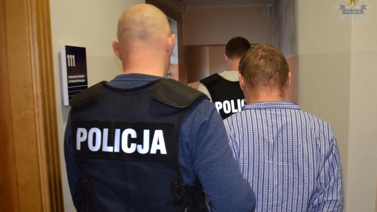 Ofiarą ataku był 52-latek, który został brutalnie pobity w swoim mieszkaniu. Sąd Rejonowy w Chojnicach (woj. pomorskie) wydał orzeczenie ws. zatrzymanych w tej sprawie dwóch mężczyzn.