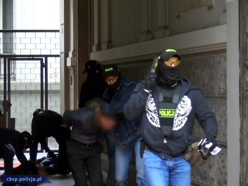 Huk granatów przed warszawską restauracją. Panika i przerażenie