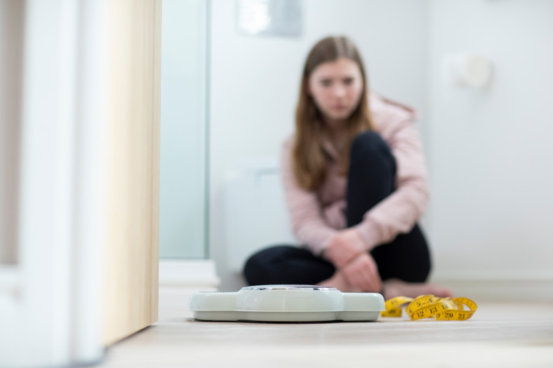 Zaburzenia odżywiania wśród nastolatków — zdjęcie ilustracyjne