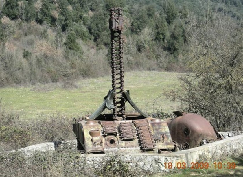 Polski czołg pomnik spod Monte Cassino rozkradany przez złomiarzy