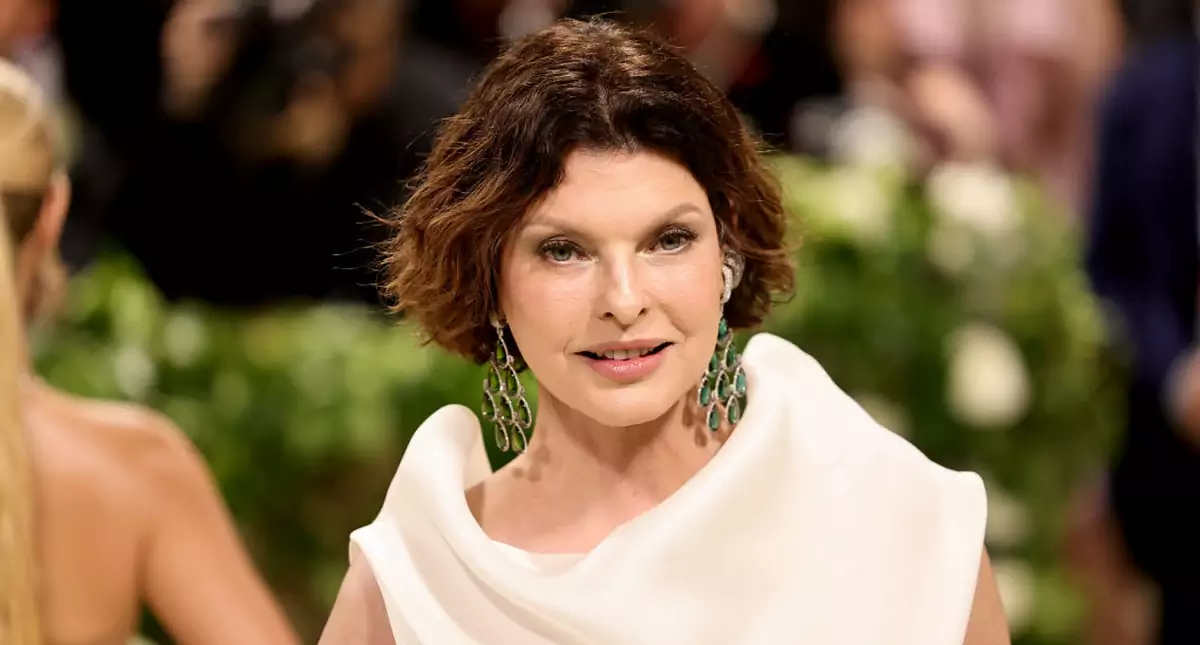 Linda Evangelista po niemal 10 latach pojawiła się na MET Gali. Ikona mody postawiła na biel