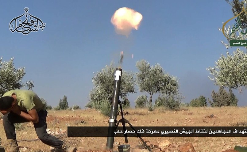 Sryjski bojownik ostrzeliwuje za pomocą moździerza pozycje syryjskiej armii