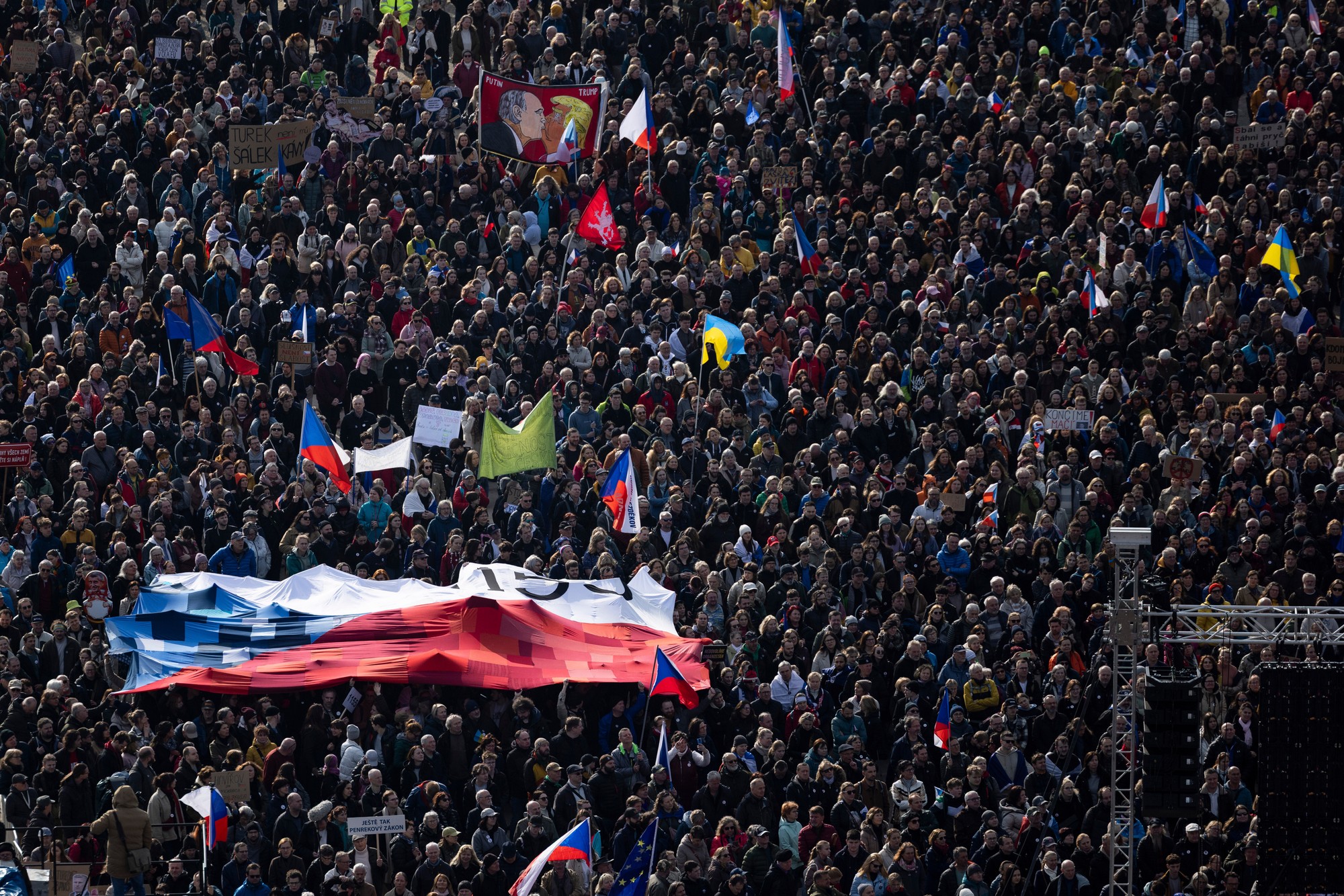 Desaťtisíce ľudí v Prahe protestujú proti krokom Babišovej vlády.