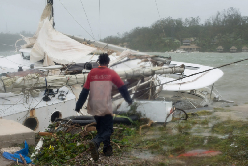 Wiatr, który zakwalifikowano do piątej, najwyższej kategorii, spustoszył stolicę kraju - Port Vila.