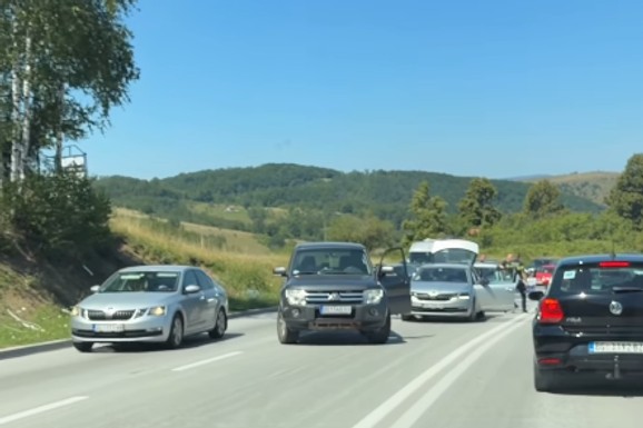 (VIDEO) EVO ZAŠTO JE POLICIJA JURILA BOSOG MUŠKARCA U BELOM Otkriveni detalji drame na putu za Zlatibor: Putnici prisustvovali NEVEROVATNOJ sceni