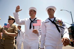 Żołnierze na paradzie gejowskiej. "Mój syn-gej jest oficerem"