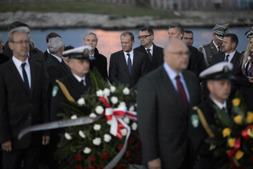 "1 września to dla nas, Polaków ciągle dramatyczna lekcja, ciągle tragiczna lekcja początku wojny; początku, który Polska przegrała. Każdego roku przypominamy sobie tutaj na nowo tę lekcję. To lekcja tak dramatyczna, ponieważ wówczas, 74 lata temu, polscy żołnierze tu na Westerplatte i wszędzie tam, gdzie Niemcy hitlerowskie od pierwszych godzin Polskę atakowały, bronili swojej ojczyzny w poczuciu świętej sprawy, ale także w przygniatającym poczuciu osamotnienia" - mówił m.in. premier