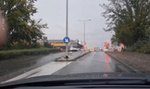 Szokujące nagranie! Rozpędzony pociąg przecina na pół autobus stojący na zamkniętym przejeździe kolejowym [WIDEO]