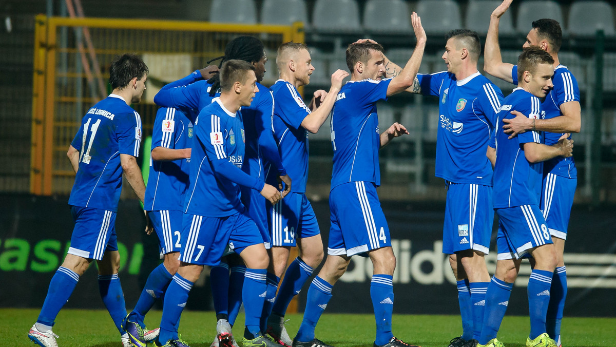 W zaległym meczu 19. kolejki piłkarskiej I ligi Miedź Legnica zwyciężyła na wyjeździe Dolcan Ząbki 4:3 (2:1). Goście trzy razy wychodzili na prowadzenie i trzy razy je tracili, w końcu triumf i komplet punktów zapewnił im Keon Daniel.