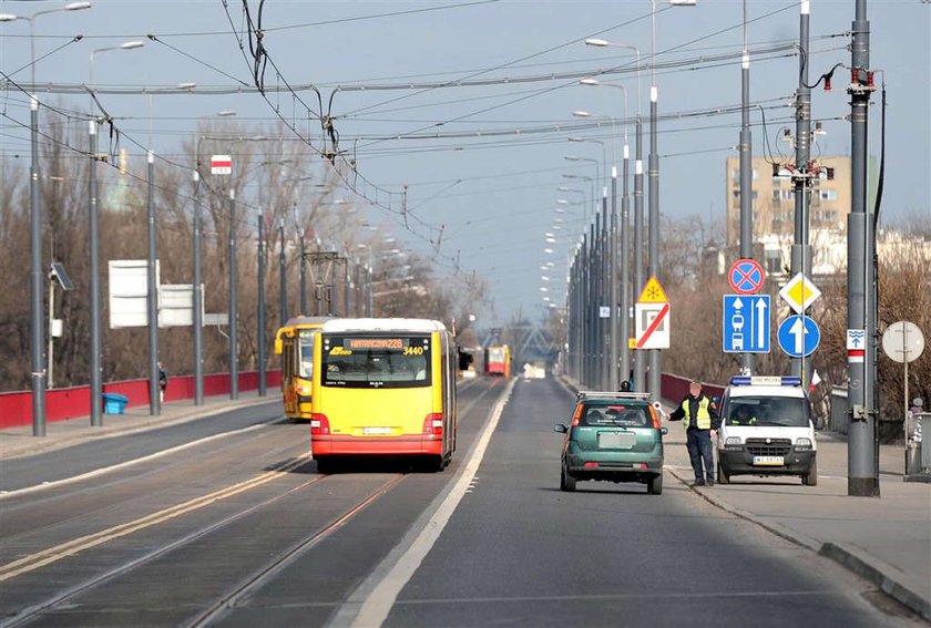 Koszą ludzi na zamkniętym moście!