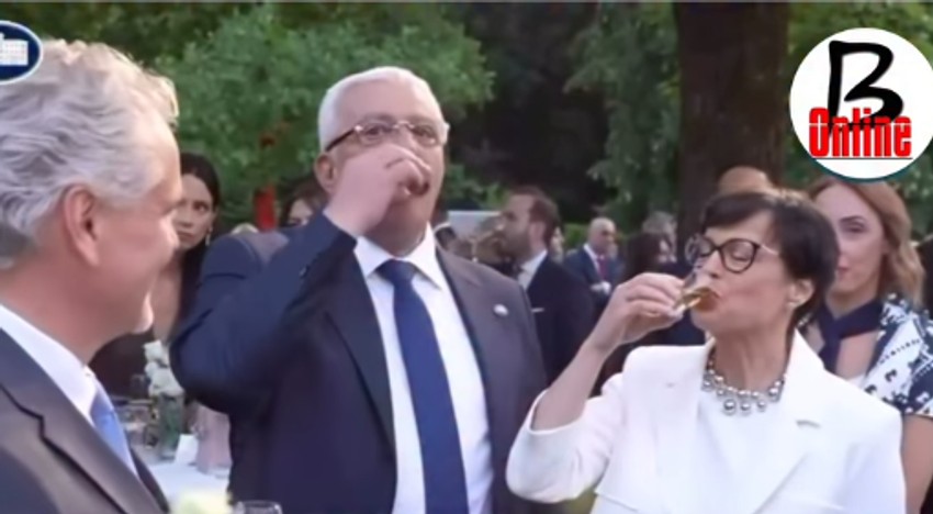 Andrija Mandić i Marta Kos ispijaju rakiju