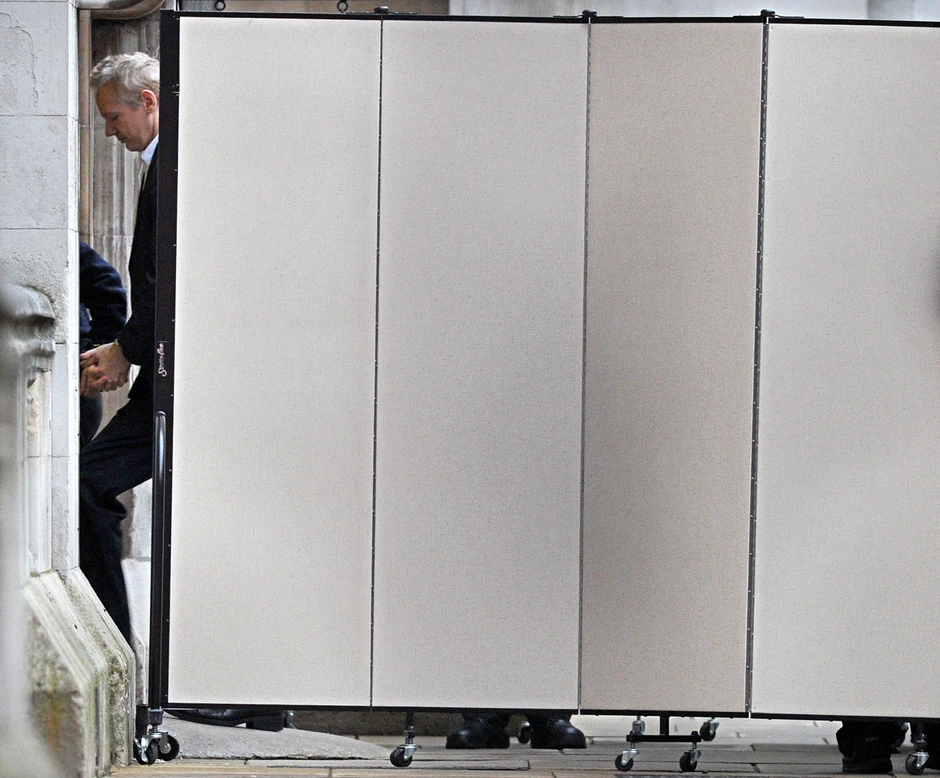 Australijanac je stigao na suđenje u belom zatvorskom vozilu