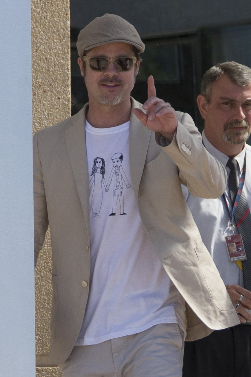 Brad  Pitt na lotnisku