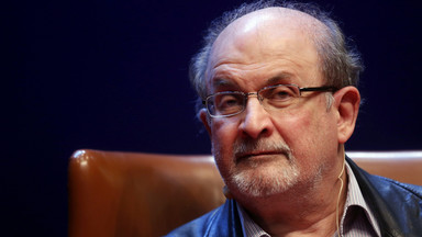 Nowe informacje po zamachu na Salmana Rushdiego. Pisarz jest pod respiratorem