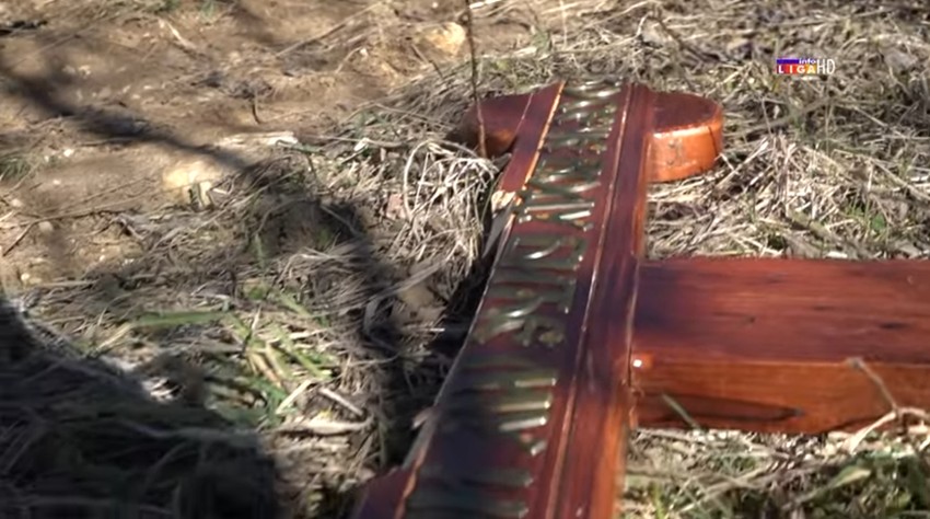 Polomljen krst koji je postavio meštanin sela Lisa