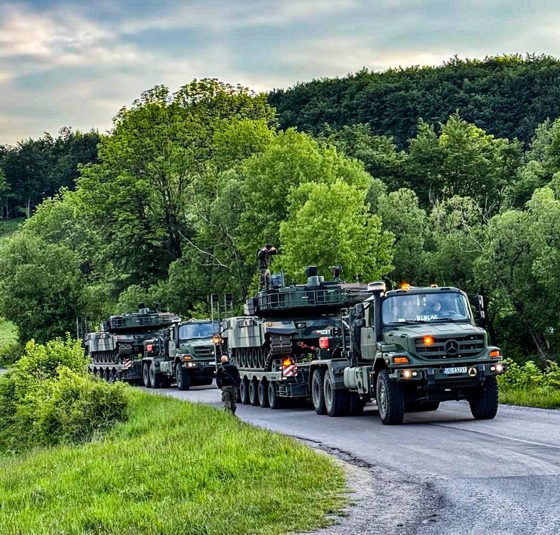 Ciągniki Mercedes-Benz Zetros 3348AS 6x6 z zestawem niskopodwoziowymi Dobrowolski NC wz 21 z czołgami K2.