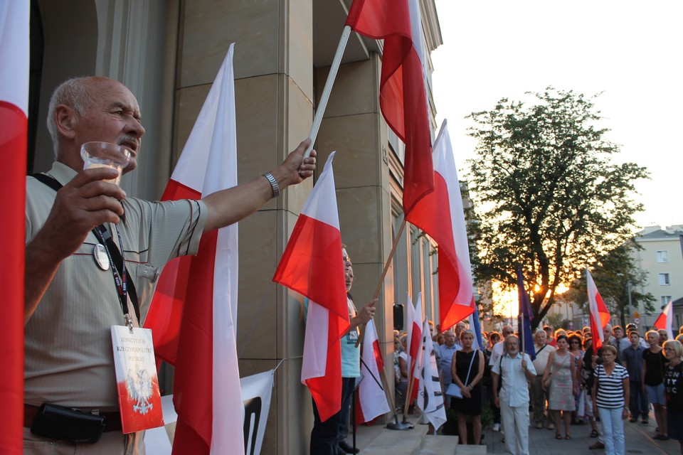 Kolejny protest przed kieleckim sądem. "Tę nową komunę też się uda złamać"