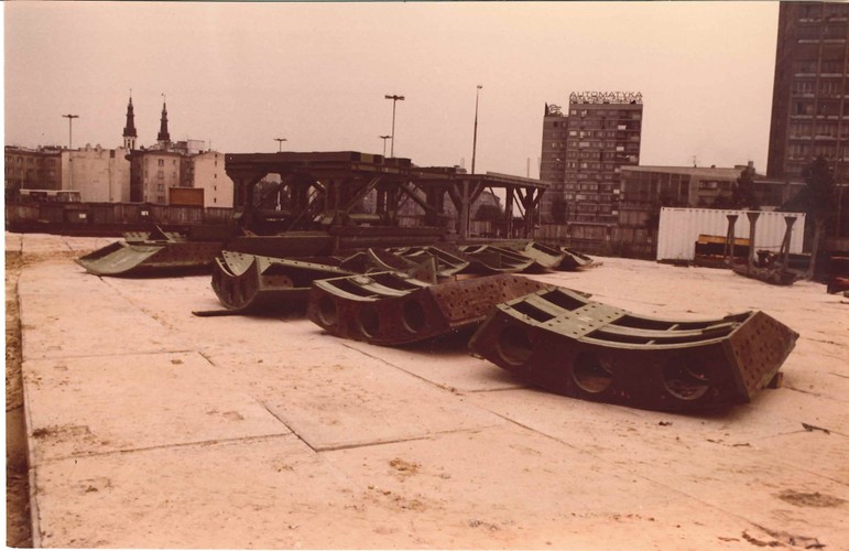 Dotarcie do centrum miasta przy wykorzystaniu metody odkrywkowej wiązało się jednak ze zbyt wielkim paraliżem komunikacyjnym Warszawy, dlatego  metodę tą porzucono na rzecz podziemnego drążenia tunelu przy użyciu sowieckiej tarczy. Na zdjęciu: rozłożone elementy tarczy do drążenia tunelu I linii metra przy obecnej stacji Politechnika, źródło: Metro Warszawskie