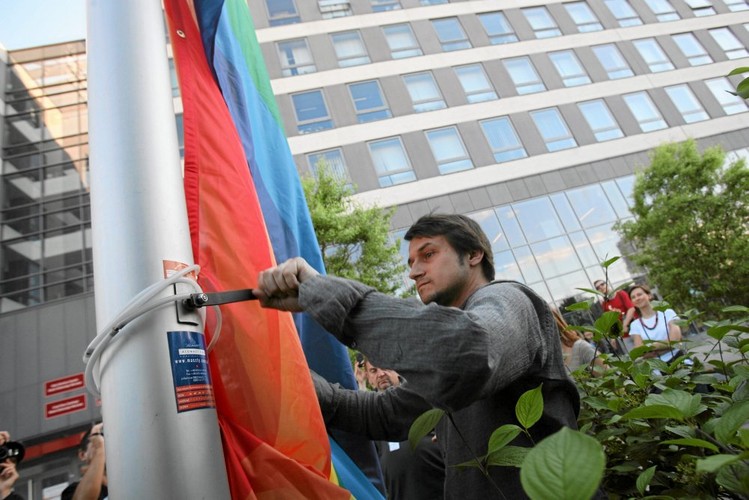 Zaraz po wybudowaniu pomnika zmarłego prezydenta, burmistrz Ursynowa chętnie chwyci za tęczową flagę i ruszy na paradę równości – inicjatywę, której Lech Kaczyński, delikatnie mówiąc, nie darzył sympatią. Taką flagę, według artykułu 