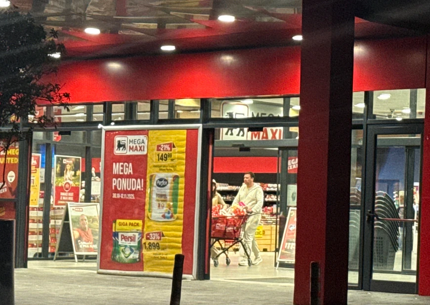 ANA KORAĆ KRILA MUŽA IZA STIKERA: Sada smo ih zajedno uslikali u javnosti i evo kako izgleda biznismen s kojim ima dete