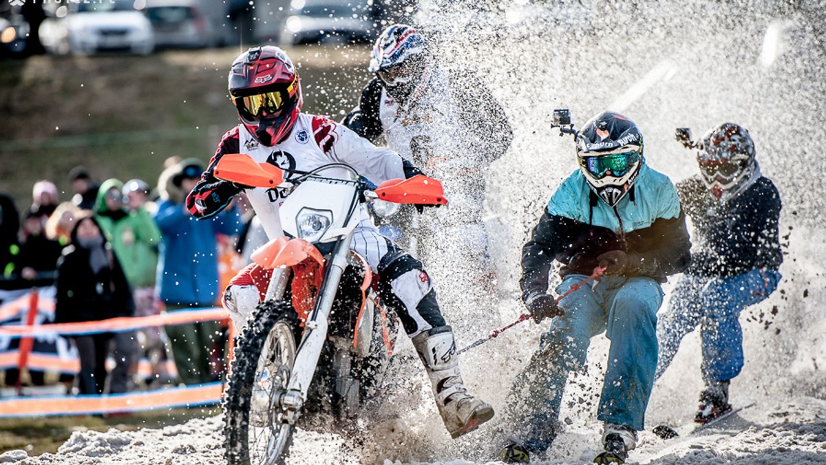 W sobotę w Karpaczu odbędą się 4. Mistrzostwa Polski w skijoeringu, niezwykle widowiskowej dyscyplinie sportu. Dolnośląskie zawody, w których motocyklista ciągnie za sobą narciarza to jedyna tego typu impreza w kraju.