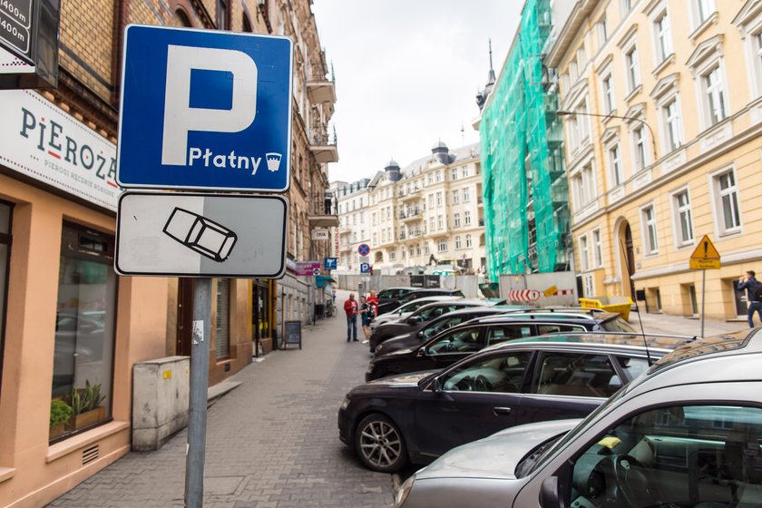 Zabiorą 100 miejsc parkingowych