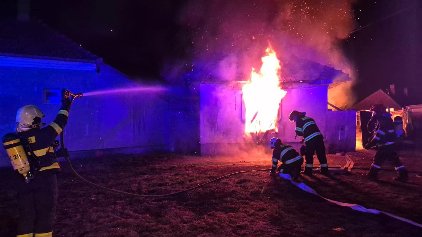 Pri požiari domu v Dvoroch nad Žitavou sa zranili dve maloleté osoby.