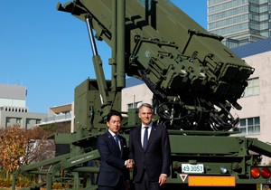 Japanski i australijski ministri odbrane Šinđiro Koizumi i Ričard Marls ispred jedinice patriota kod Ministarstva odbrane u Tokiju, Japan, 7. decembra 2025. 