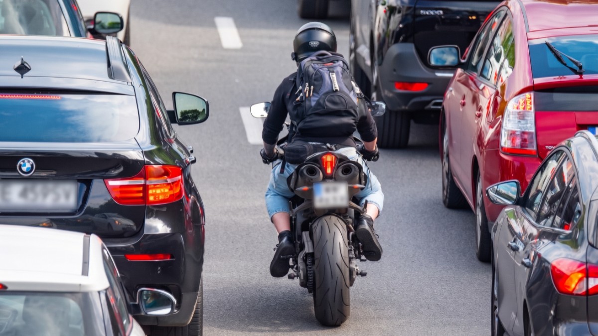 Șoferii vor fi obligați să lase loc motocicliștilor printre benzi din 2028, în Italia: amenzi de până la 320 de euro și două puncte de penalizare