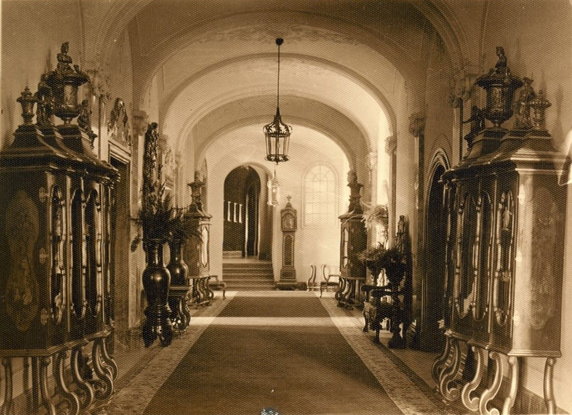 Zdjęcie barokowych gablot z roku 1920