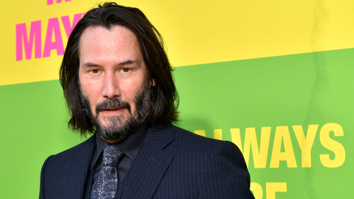 Keanu Reeves miał ostatnio wyznać w jednym z wywiadów, że jest bardzo samotną osobą i nie ma obok siebie nikogo bliskiego. Osobiste wyznanie aktora zasmuciło internautów - jednak jak się teraz okazuje, niepotrzebnie. Agentka gwiazdora zdementowała nieprawdziwe informacje i wyjaśniła, że wywiad dla serwisu Star2.com nie miał miejsca i został w całości zmyślony.