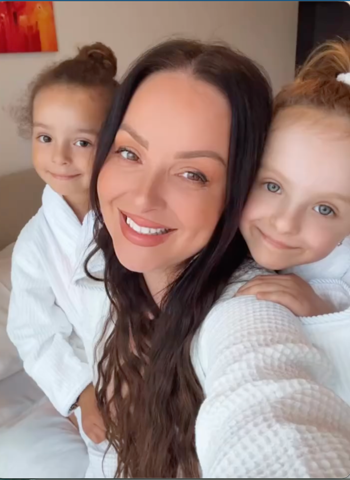 Veronika Nízlová s dcérkou Neou (vľavo) a neterou Lindou. 