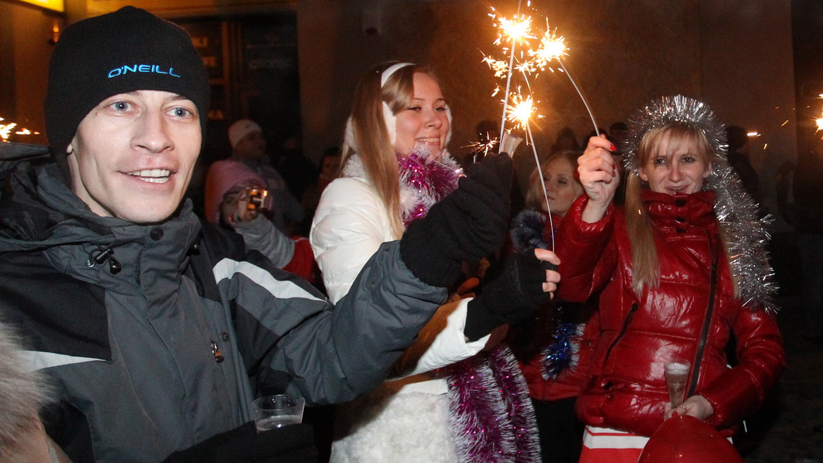 62 razy interweniowała zakopiańska policja podczas zabawy sylwestrowej pod Tatrami. Wezwania dotyczyły głównie drobnych bójek i nieporozumień. W Tatrach utknęli turyści, którzy nie potrafili samodzielnie zejść na dół i wezwali na pomoc TOPR.