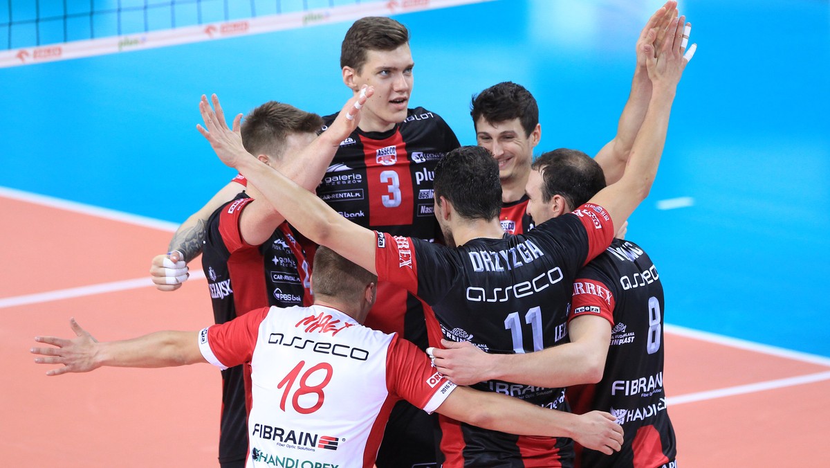 Starcie gigantów PlusLigi tym razem dla wicemistrzów Polski. PGE Skra Bełchatów przegrała w sobotę w hali Energia 1:3 (23:25, 18:25, 25:19, 20:25) z Asseco Resovią Rzeszów, która tym samym została nowym liderem rozgrywek. Pasy wygrały do tej pory wszystkie trzy spotkania i mają na koncie komplet punktów. Bełchatowianie po raz pierwszy zaznali goryczy porażki.