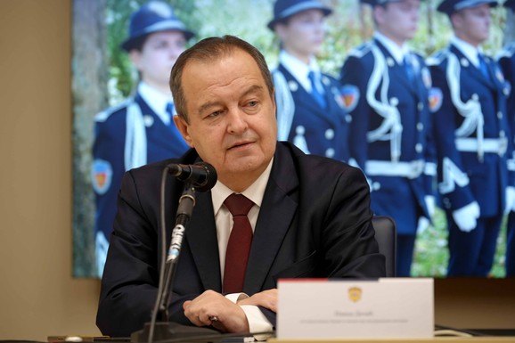 "NIJEDNA STRANA POLICIJA NIJE IMALA PRIMEDBE NA NAŠ RAD" Dačić o postupanju nadležnih tokom blokada i protesta: "Oni bi bili mnogo oštriji od nas"