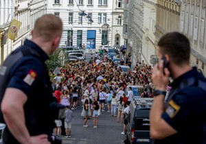 Policija u Beču nagleda fanove Tejlor Svift